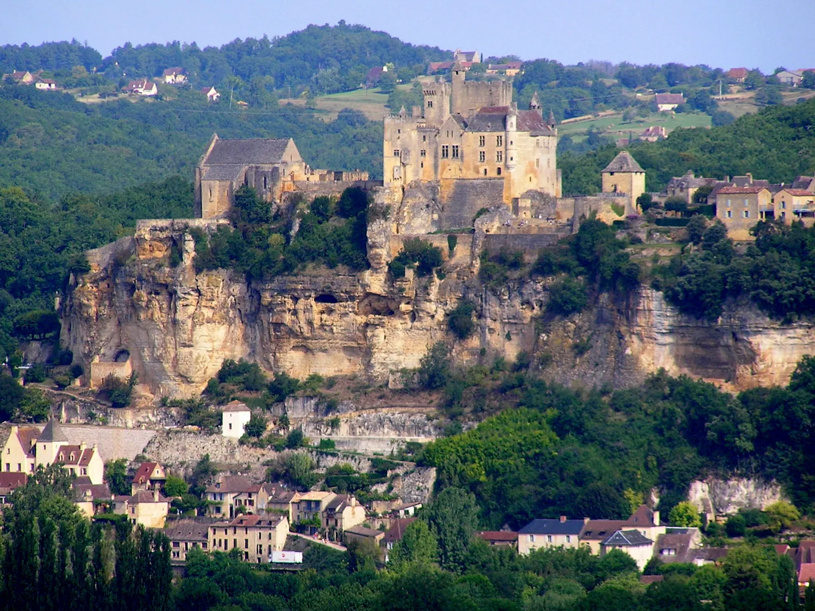 Le château de Beynac au-dessus du village